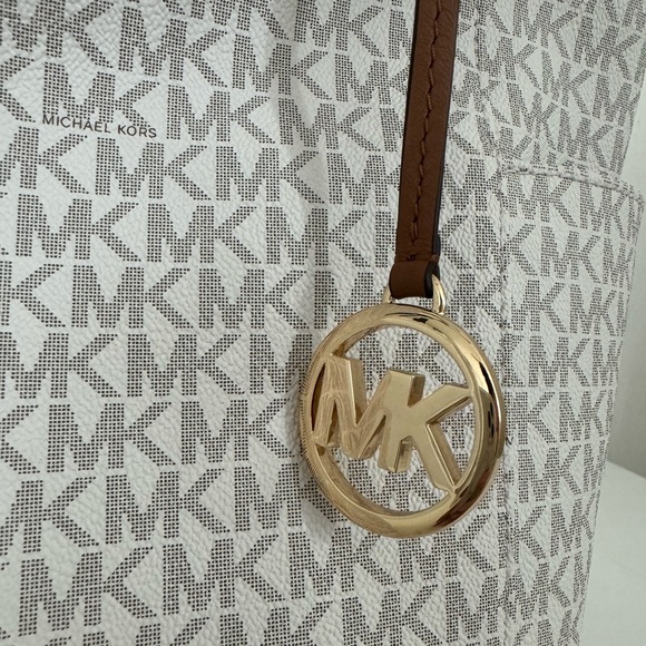 Michael Kors Jet Set Travel Medium East West Signature Monogram Tote - Picture 3 of 10